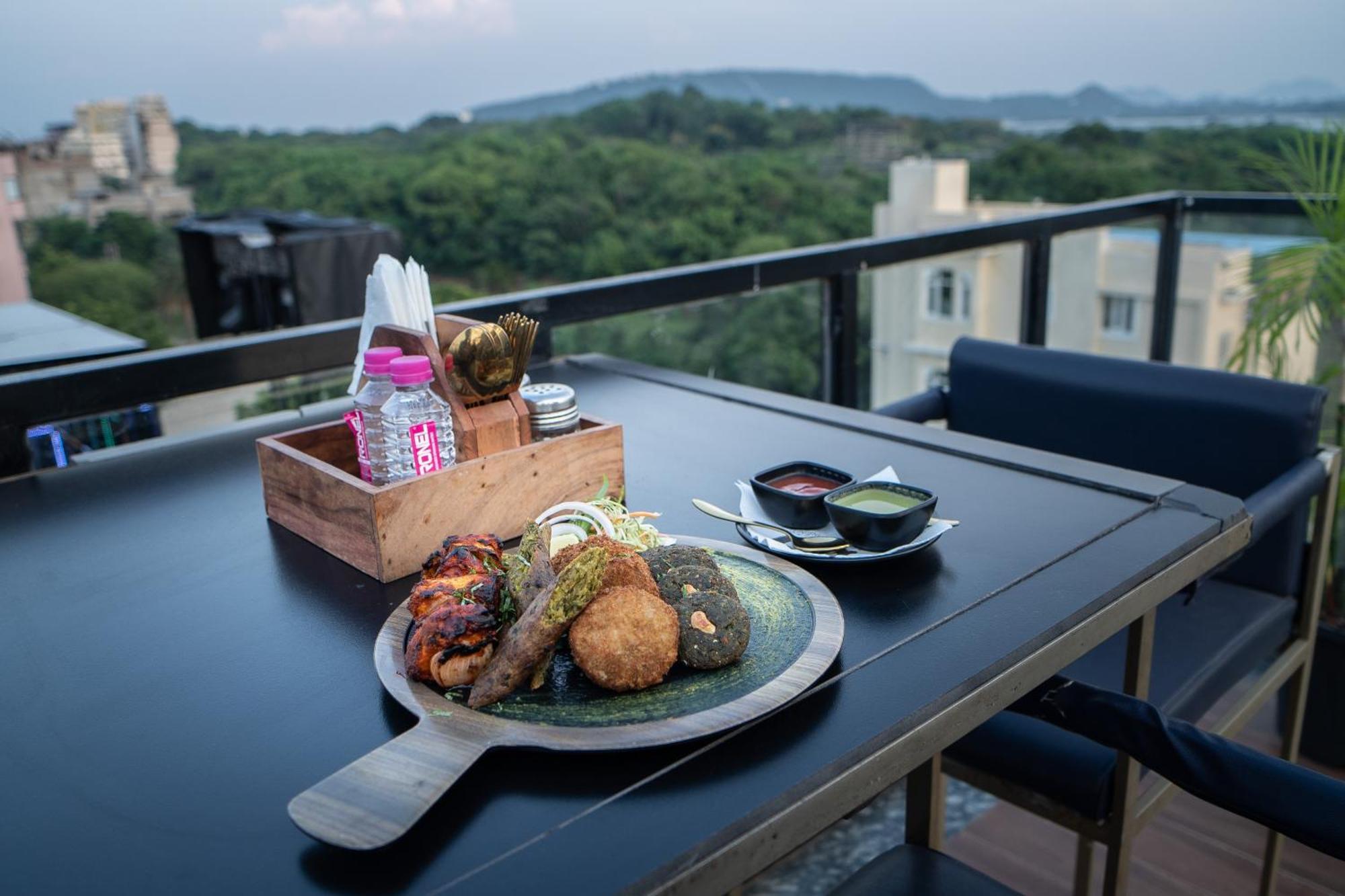 The Courtyard - Beyond Bar & Club Hotel Udaipur Exterior photo