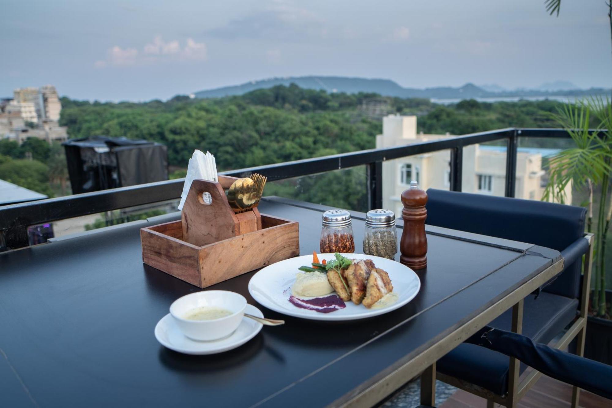 The Courtyard - Beyond Bar & Club Hotel Udaipur Exterior photo