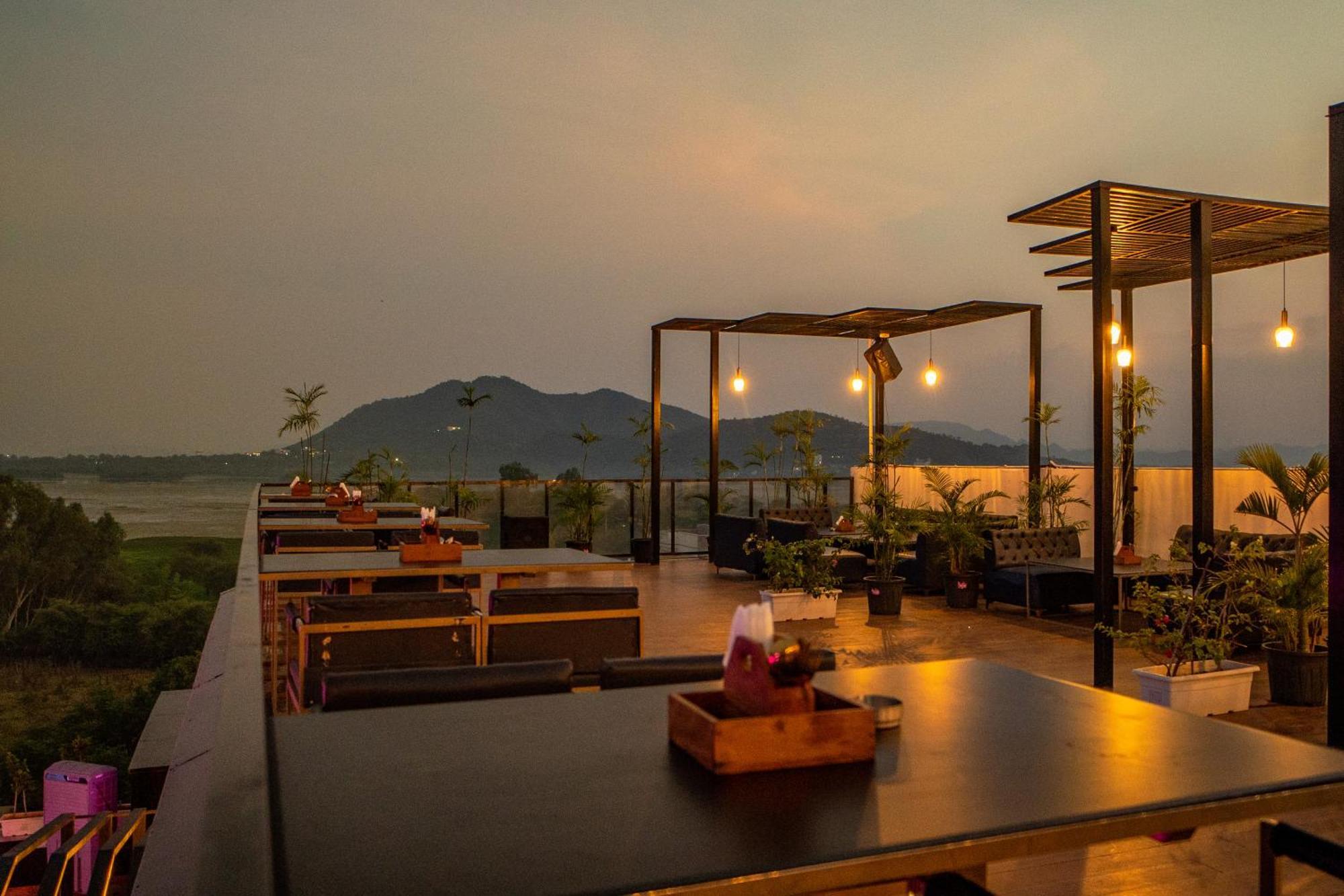 The Courtyard - Beyond Bar & Club Hotel Udaipur Exterior photo